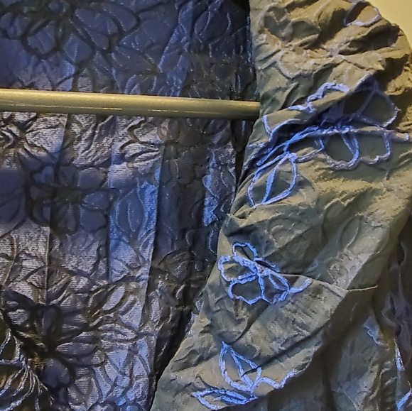 Uniquely styled spring weight jacket, blue floral on black crinkle - Picture 4 of 4